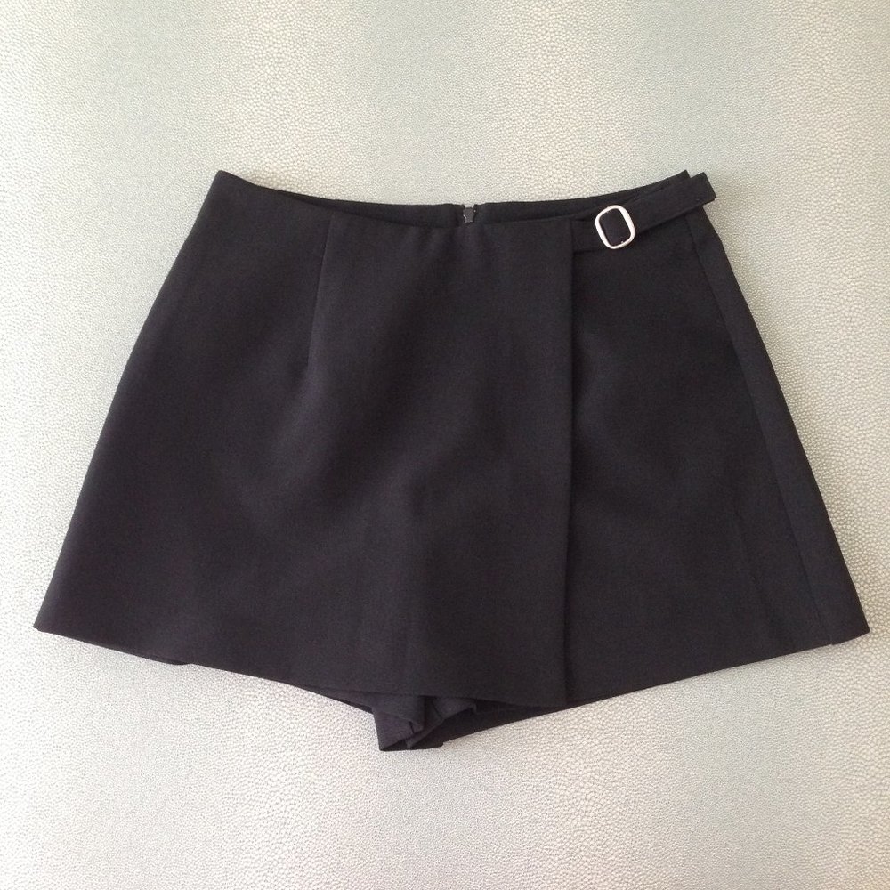 NWOT United Colors of Benetton black mini skorts